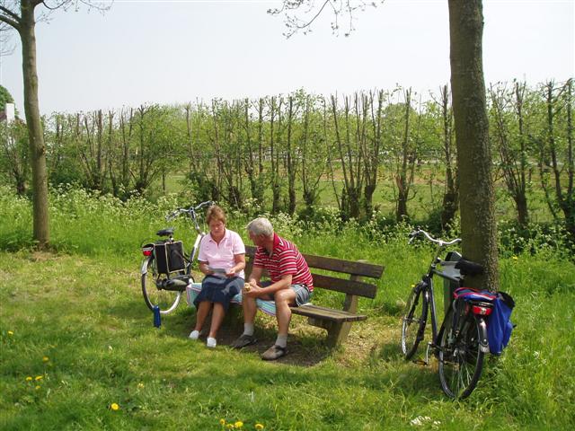 2010:fietsers_op_bankje.jpg