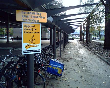 Fietsenstalling_amstelveen-busstation_okt2008-01.jpg