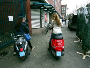nieuws:30_januari_2013_2013:2scootsopstoep.jpg